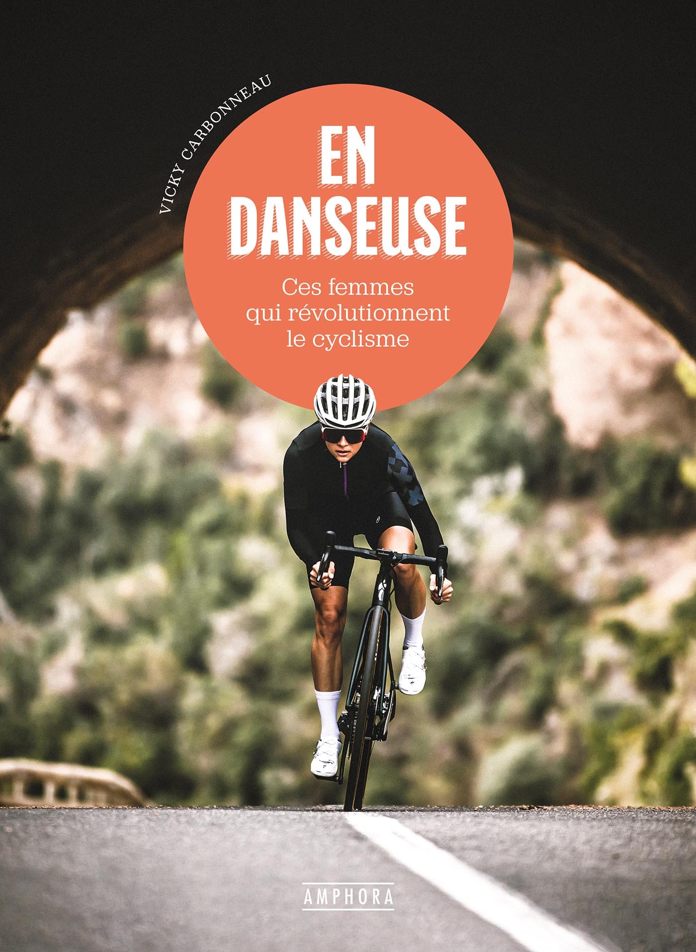 En danseuse - Ces femmes qui révolutionnent le cyclisme - VICKY CARBONNEAU - AMPHORA