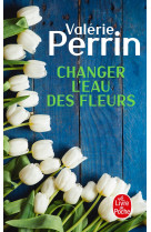 Changer l'eau des fleurs