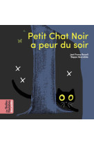 Petit chat noir a peur du soir