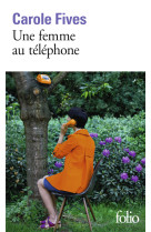 Une femme au téléphone